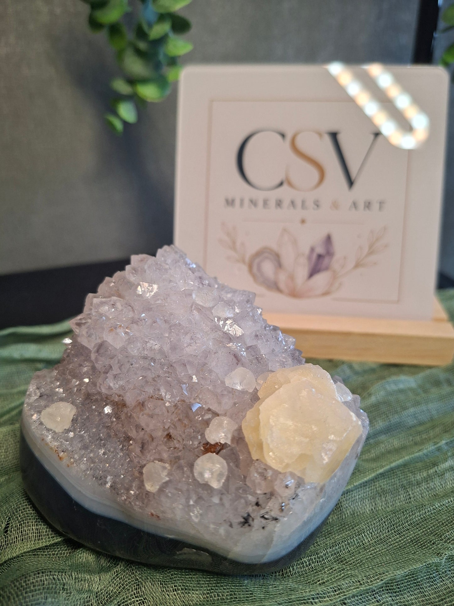 Amethist op agaat met calciet