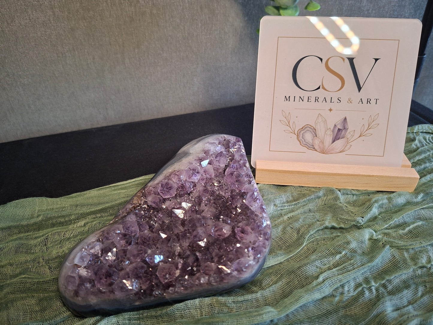 Amethist cluster op gepolijst agaat