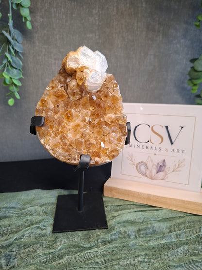 Citrien op standaard met calciet en sugardruzy