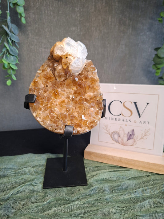Citrien op standaard met calciet en sugardruzy
