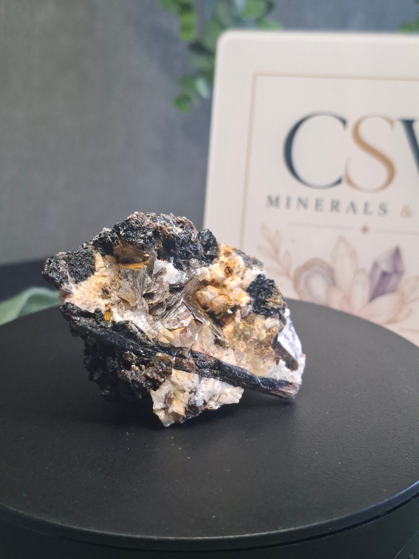 Zwarte Toermalijn met gouden mica 3
