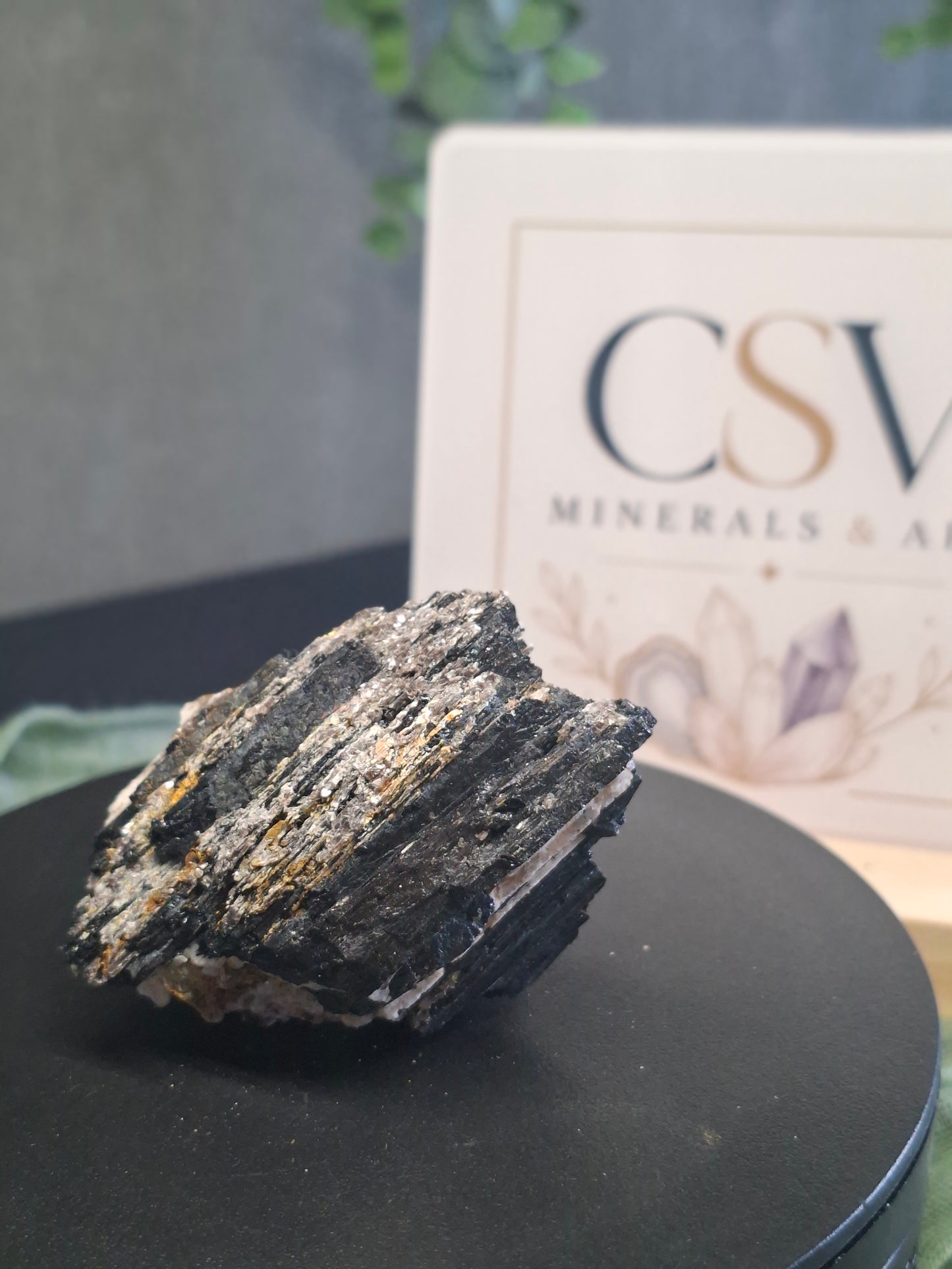 Zwarte Toermalijn met gouden mica 3