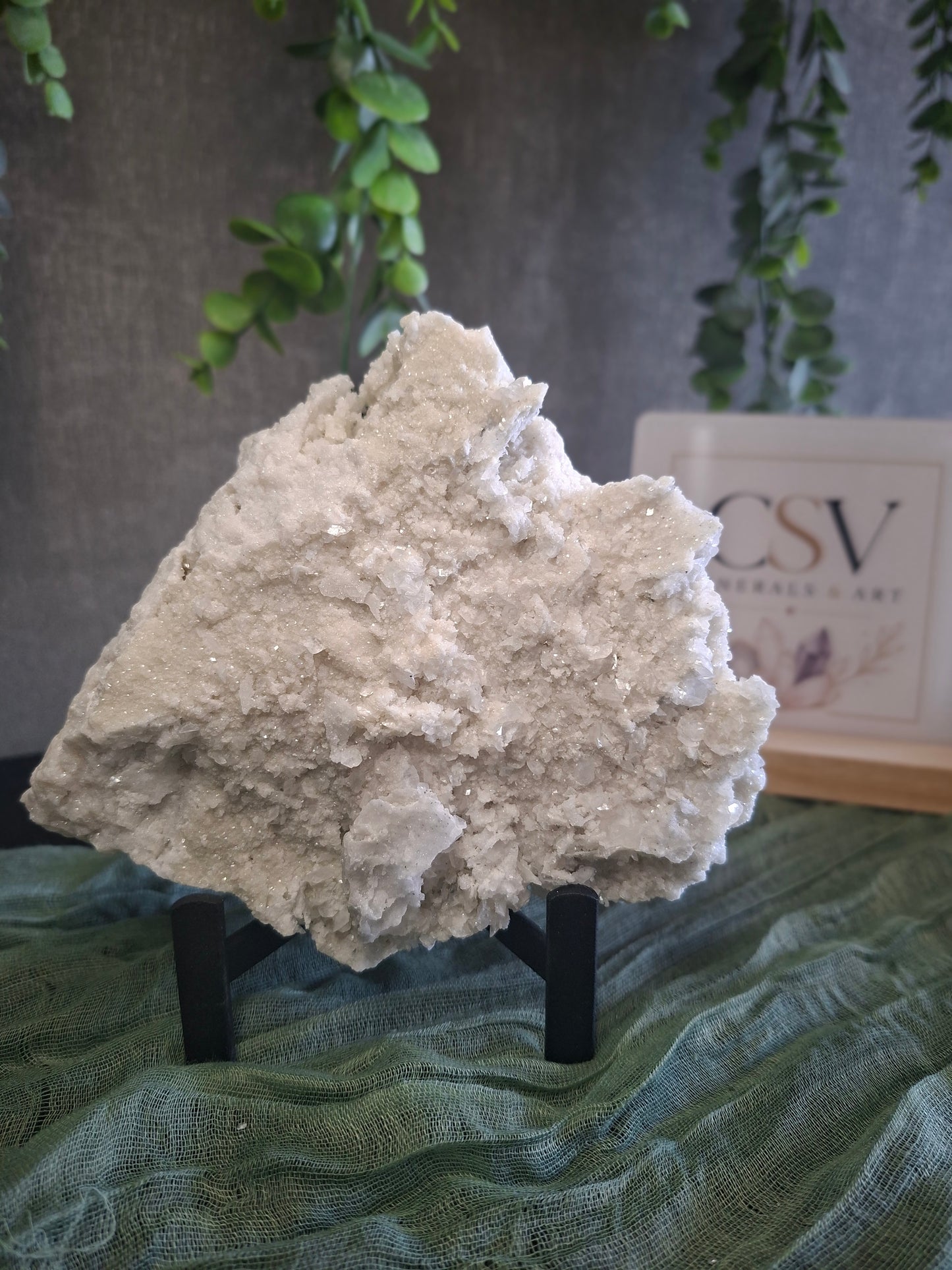 Mouse-ear Calciet op Chalcedoon - B