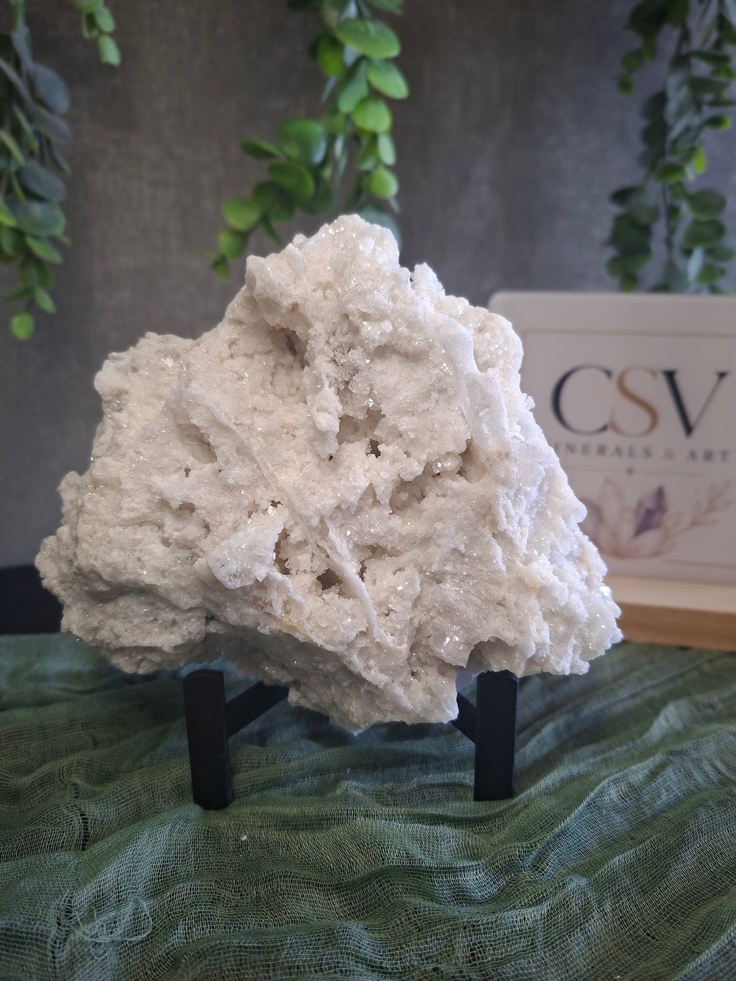 Mouse-ear Calciet op Chalcedoon - B