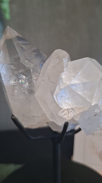 Bergkristal punten cluster op standaard