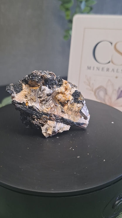 Zwarte Toermalijn met gouden mica 3