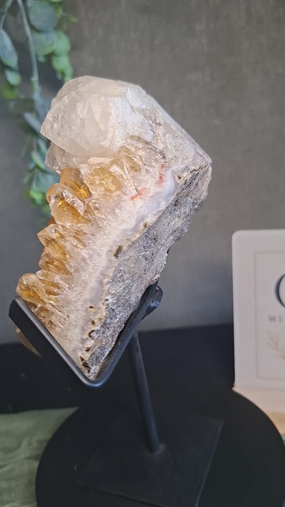 Citrien op standaard met calciet en sugardruzy