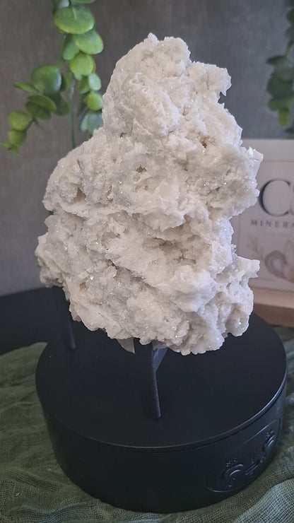 Mouse-ear Calciet op Chalcedoon - B