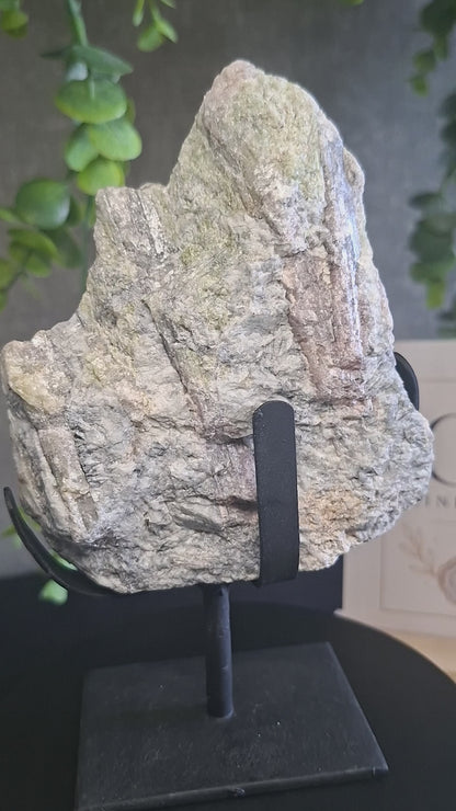 groen-roze toermalijn in matrix