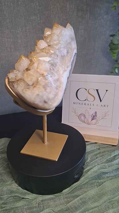 Citrien op standaard grote kristallen