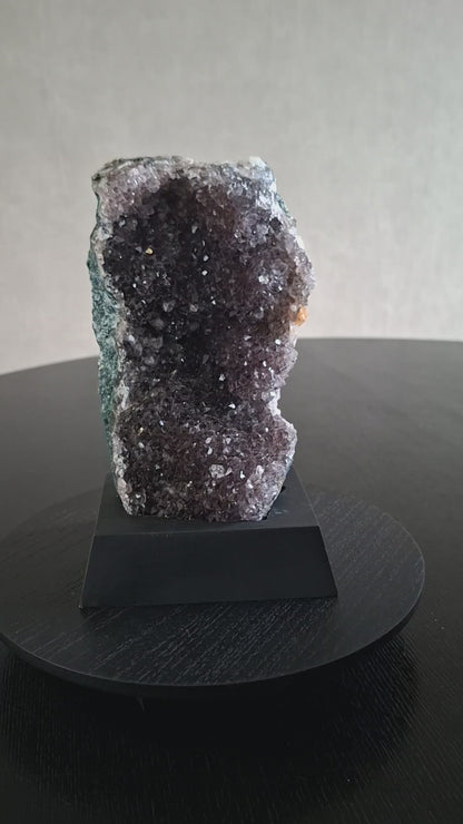 Uruguayaanse Amethist op handgemaakte houten standaard