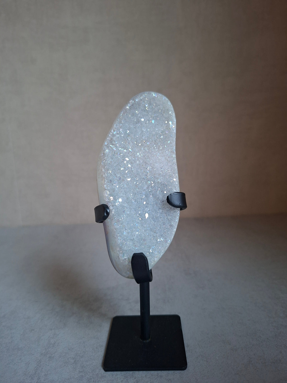 Bergkristal aura laag op standaard