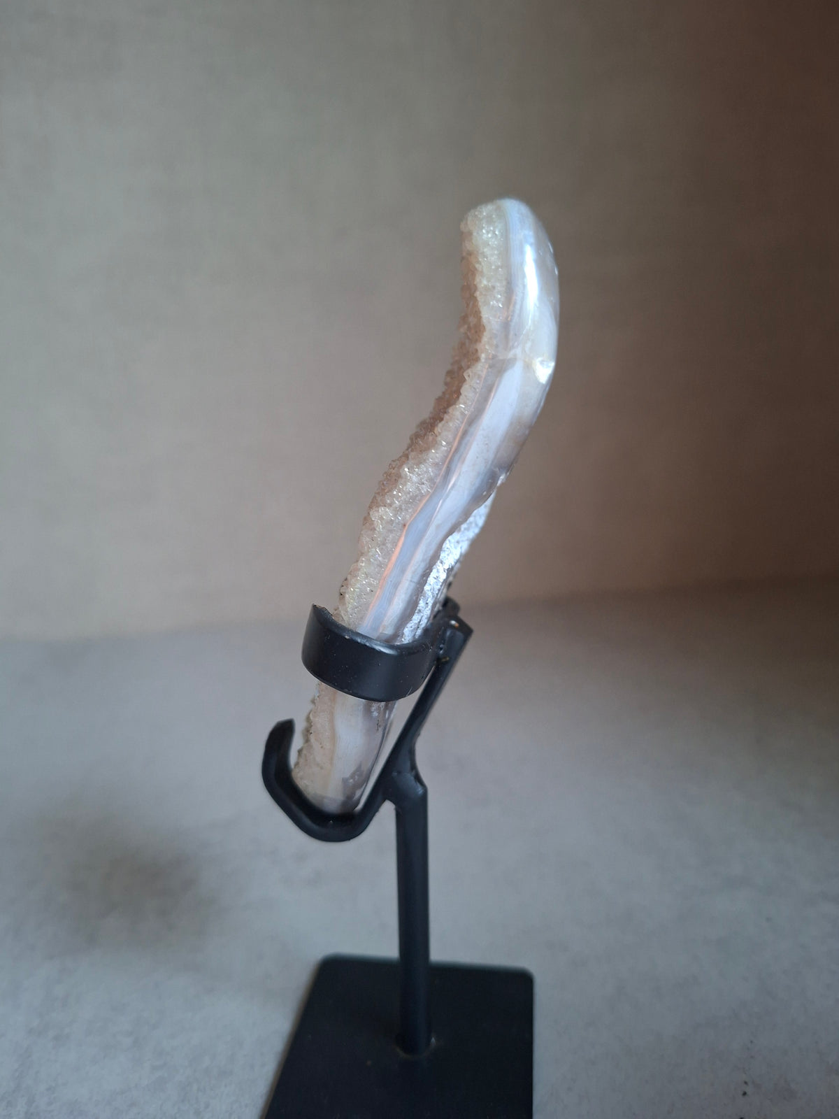 Bergkristal aura laag op standaard