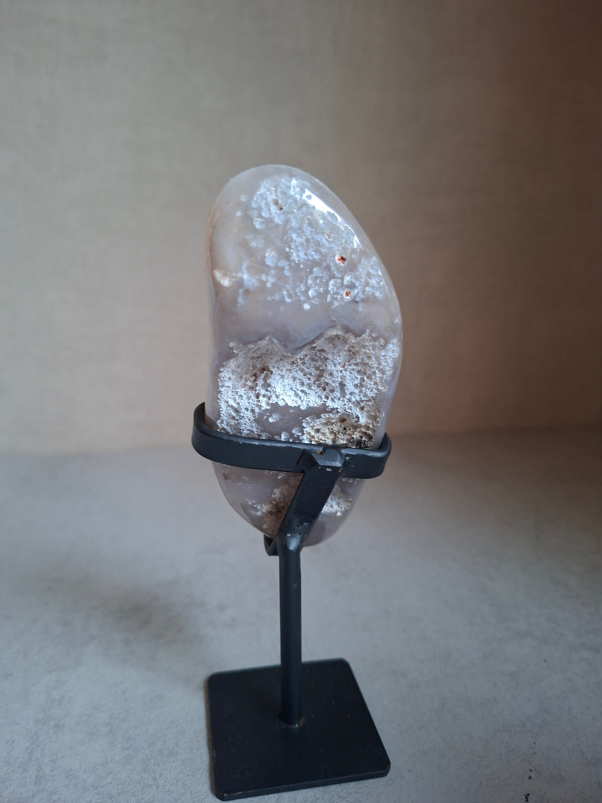 Bergkristal aura laag op standaard