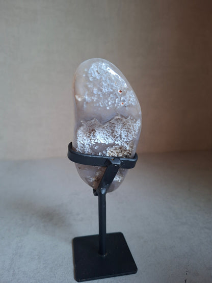 Bergkristal aura laag op standaard
